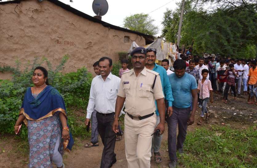 134 मीटर की डूब में आ रहे 15 परिवारों को जबरदस्ती हटाने पहुंचा प्रशासन, विरोध के बाद लौटे 134 मीटर की डूब में आ रहे 15 परिवारों को जबरदस्ती हटाने पहुंचा प्रशासन, विरोध के बाद लौटे