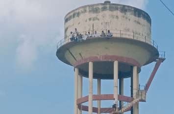 Villagers climbed the tank Filmi drama: ऐसा क्या हुआ कि पूरा गांव बना गया 'शोले का धर्मेन्द्र'....देखे वीडियो