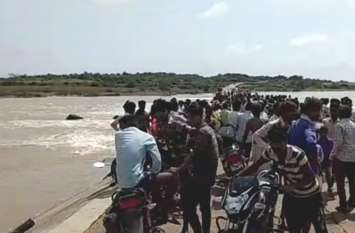 Road Accident: Two friends drowned in River, One Youth died in Baran गड्ढों से हवा में उछली बाइक, कालीपट्टा नदी में बहे दो दोस्त, एक की मौत, दूसरे की बची जान