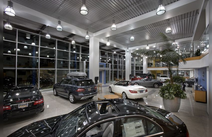 car show room रीटेल सेगमेंट में गाड़ियों की बिक्री पर लगा ब्रेक , ये है मुख्य वजह