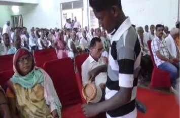 Child labor in Up government program in Up Mau यूपी में सरकारी आयोजन में नाबालिग बच्चों से पिलवाई गई चाय, वीडियो वायरल होने के बाद अधिकारी खामोश