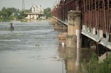 Delhi : Yamuna Flood Alert Updates दिल्ली: उफान पर यमुना, कई इलाकों को कराया गया खाली, ट्रेनों की आवाजाही रुकी