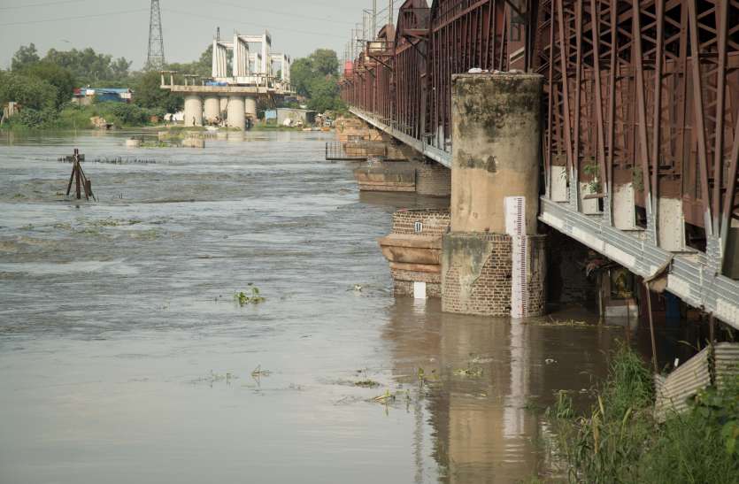 delhi flood दिल्ली: उफान पर यमुना, कई इलाकों को कराया गया खाली, ट्रेनों की आवाजाही रुकी