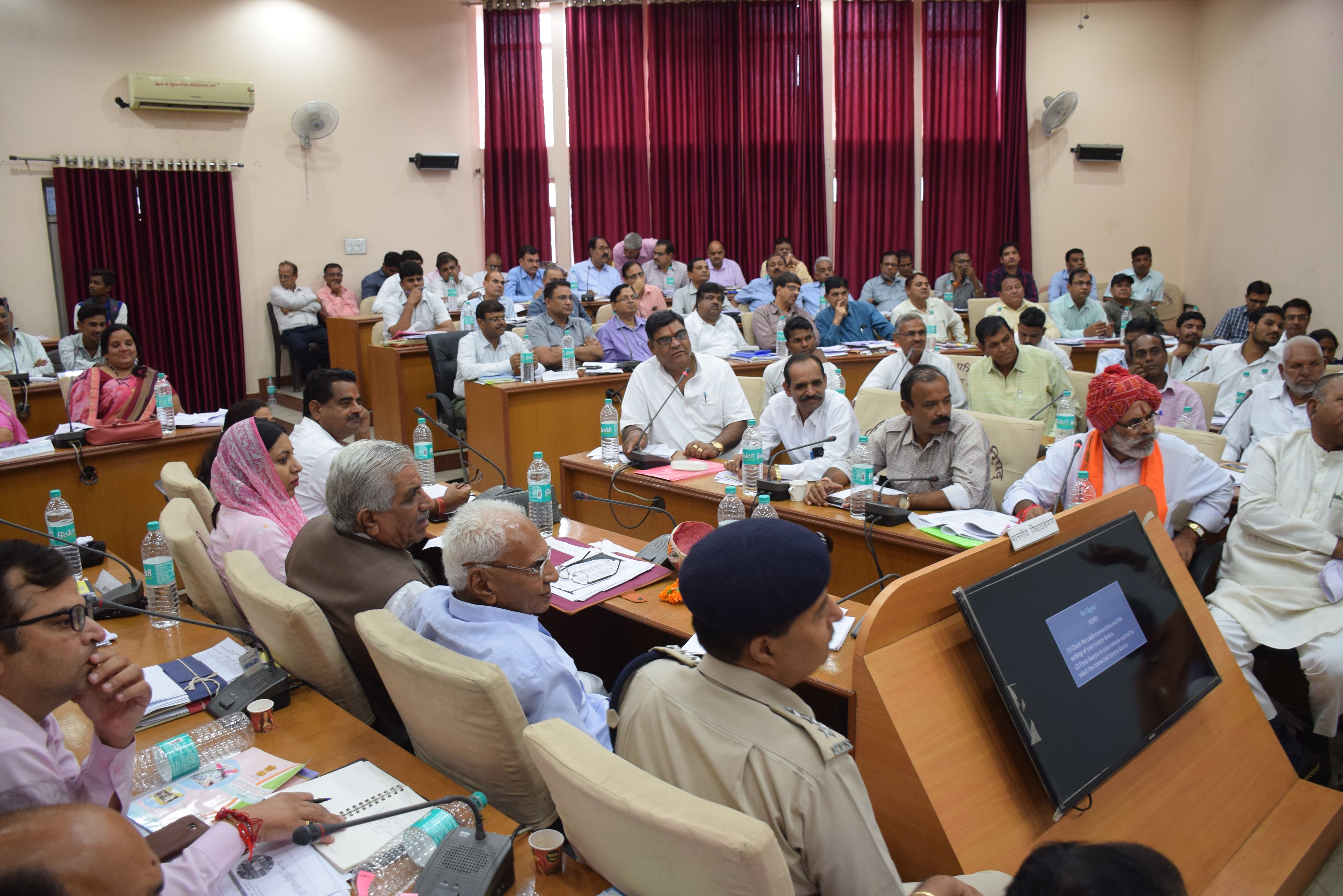 bjp-congress mla-zila parishad meeting udaipur-rajasthan-news VIDEO : ये भाजपा विधायक बोले, जहां कांग्रेस के विधायक जीते विकास वहीं होगा क्या?