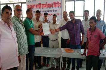 officers not reaching in time on gramothan shivir मजाक बन गया गांवों का उत्थान,शिविर में नहीं अधिकारियों का ध्यान