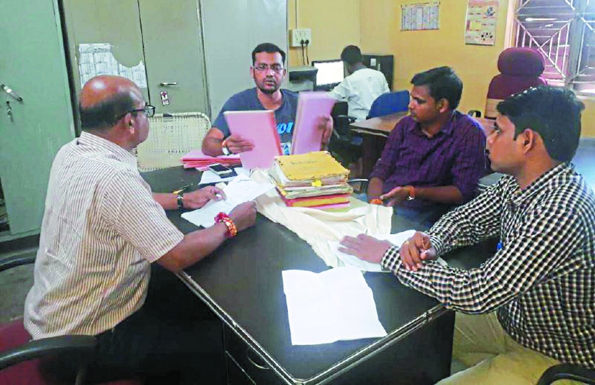 Jabalpur team seized records जबलपुर की टीम ने दी दबिश, जब्त किए रेकॉर्ड