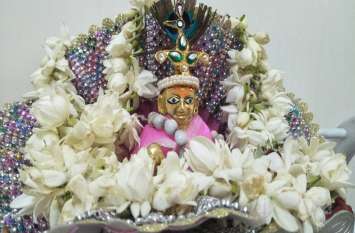 Janmashtami 2019 date and shubh muhurat pooja vidhi in Hindi लड्डू गोपाल का जन्मदिन मनाने मंदिरों में सजने लगे झूले, यहां देखें जन्माष्टमी का शुभ मुहूर्त