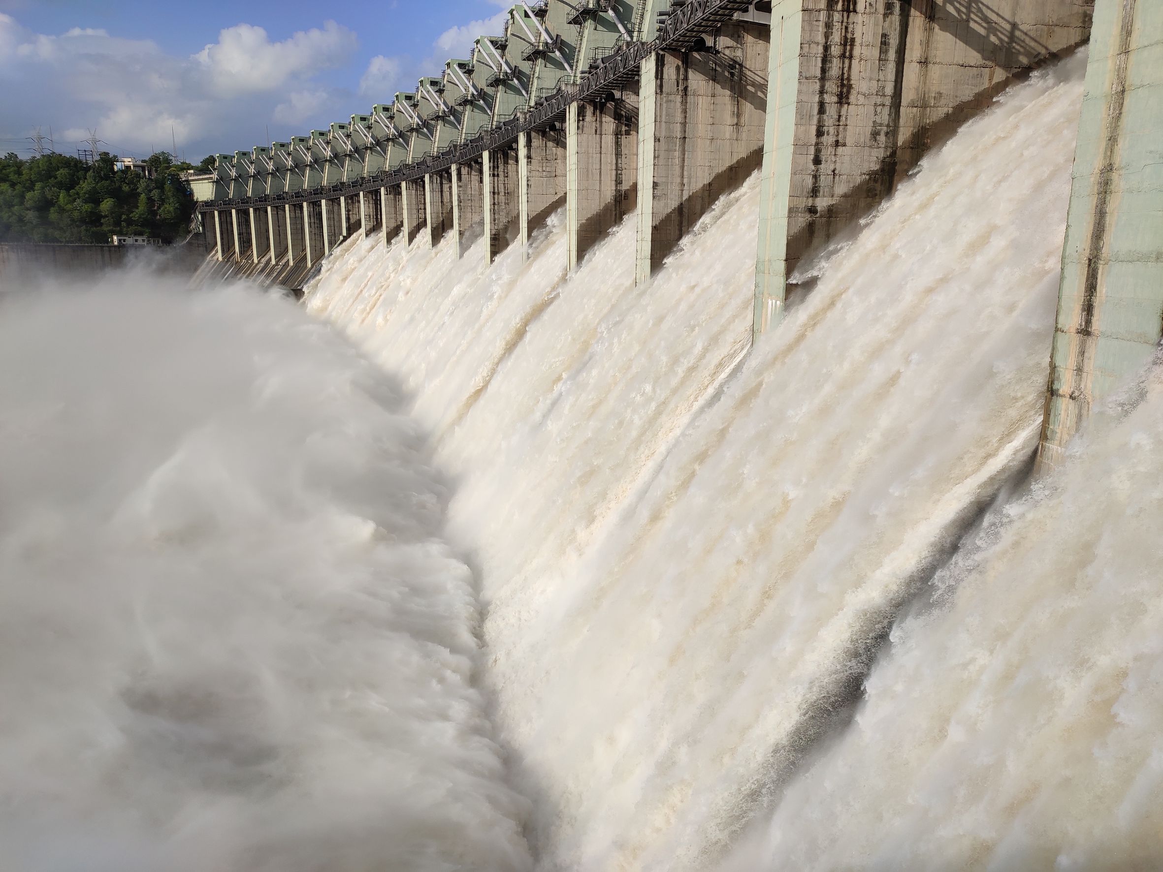 12 gates of Indirasagar dam and 13 gates of Omkareshwar dam were open बांधों का रौद रूपः प्रति सेकंड छोड़ा जा रहा 14522 क्यूमेक्स पानी, नर्मदा के घाट हुए जलमग्न