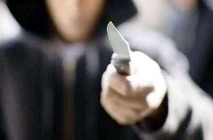 attacked with knife रात में अचानक हुआ कुछ ऐसा कि दामाद ने सास पर कर दिए चाकू से ताबड़तोड़ 17 वार, इसके बाद...