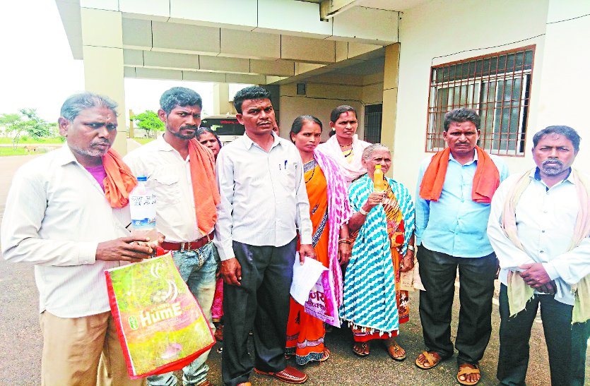 balod patrika ग्रामीण लाल पानी लेकर कलक्टोरेट पहुंचे और पूछा-ये पानी पीकर बीमारपड़ें या मर जाएं