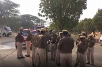 Police raided and recovered three kilos of hemp from the house पुलिस ने छापा मारकर घर से तीन किलो गांजा किया बरामद, पुलिस की भनक लगते ही आरोपी गांजा रख दिया था दूसरे के छत पर, गिरफ्तार