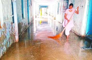 Water only in the hospital, the condition of wards is bad अस्पताल में पानी ही पानी, छत टपकती, मैदान में भराव और वार्डों के हालात खराब