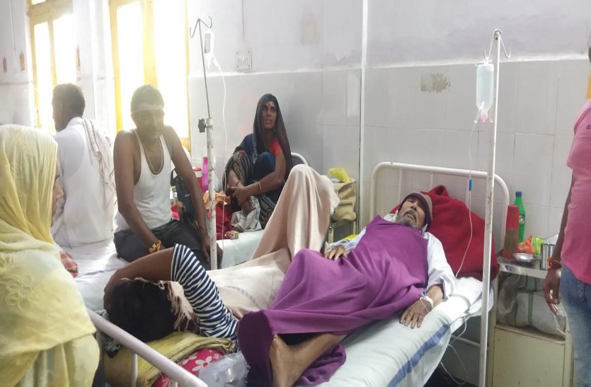 In this hospital in Shajapur, two patients on one bed, because .... शाजापुर के इस अस्पताल में एक बेड पर दो मरीज, क्योंकिं....