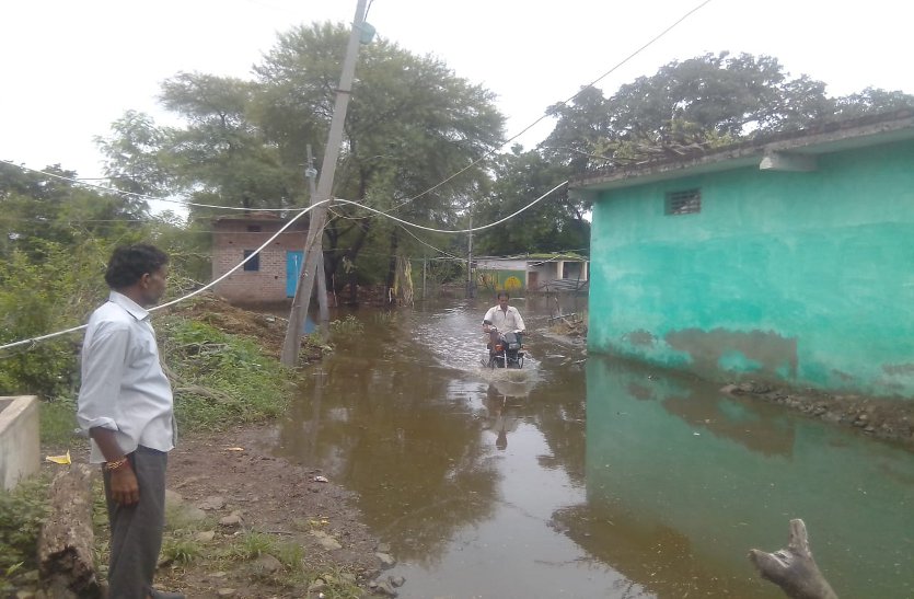 Villagers built ponds in village Kanja ग्राम कांजा में ग्रामीणों के घर बने तालाब