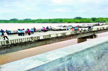 dead body in river : Dead body of young man found in river dead body in river : नदी में बहे दो युवकों में सेे एक का मिला शव , एक अभी भी लापता