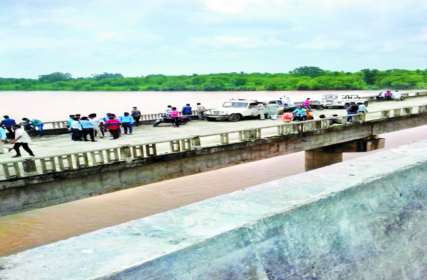 news dead body in river : नदी में बहे दो युवकों में सेे एक का मिला शव , एक अभी भी लापता