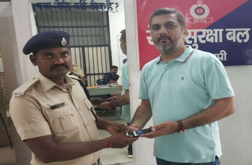 patrika ट्रेन में छूटे यात्रियों के मोबाइल सुरक्षित लौटाए