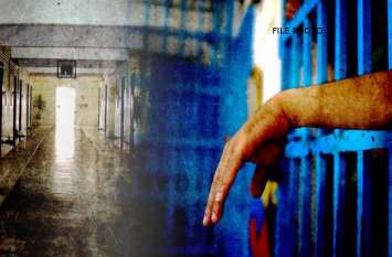 Hostel warden beats children,Friends,Government Hostel,Sukma collector चौकाने वाली खबर: हॉस्टल वार्डन दोस्तों के साथ पिता है शराब और रोज रात बच्चों के साथ करता है ऐसी हरकत..