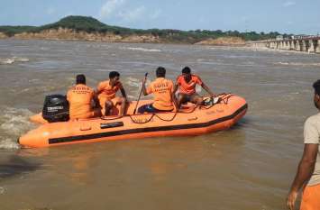 Woman jumped into Kali Sindh river in kota. Rain Accident पति के साथ भगवान के दर्शन करने मंदिर आई महिला ने कालीसिंध नदी में लगाई छलांग, तलाश में जुटी SDRF