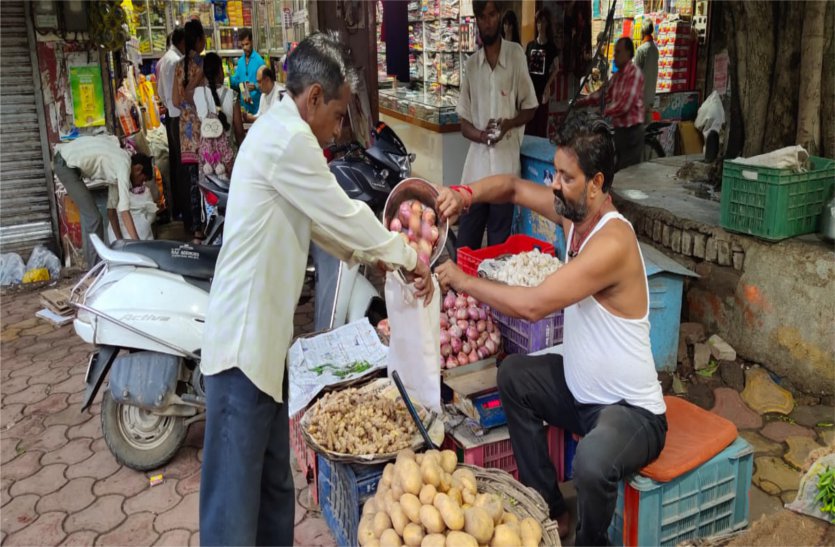People have trouble taking cloth bags, it is difficult to ban polythene कपड़े का बैग लेने में लोगों को परेशानी, पॉलीथिन पर बैन लगना मुश्किल, पढ़ें खबर