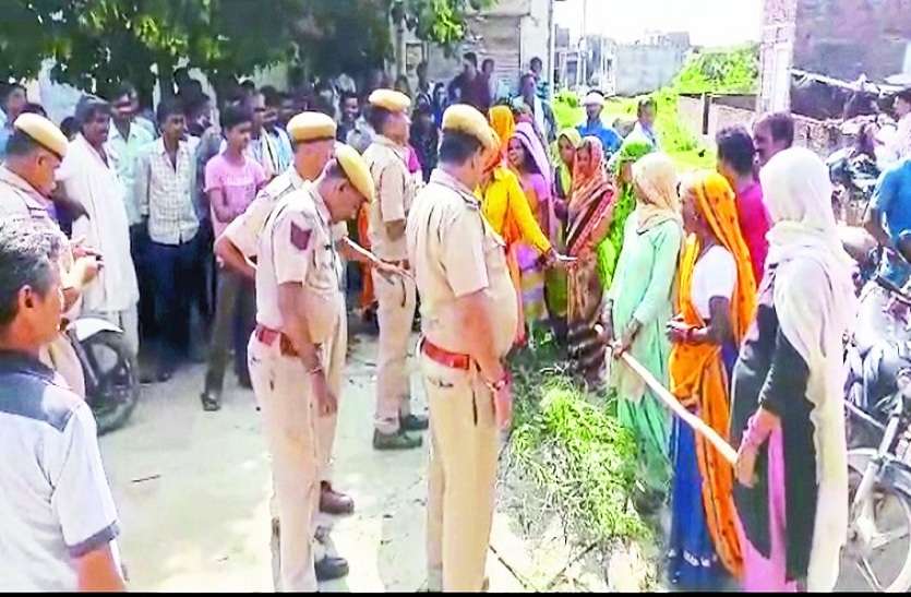 कम वोल्टेज की समस्या को लेकर लोगों का फूटा गुस्सा कम वोल्टेज की समस्या को लेकर लोगों का फूटा गुस्सा