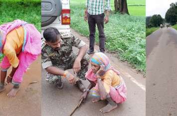 Son imprisoned by tying chain in mother's feet पुत्र ने मां के पैरों में जंजीर बांधकर किया कैद