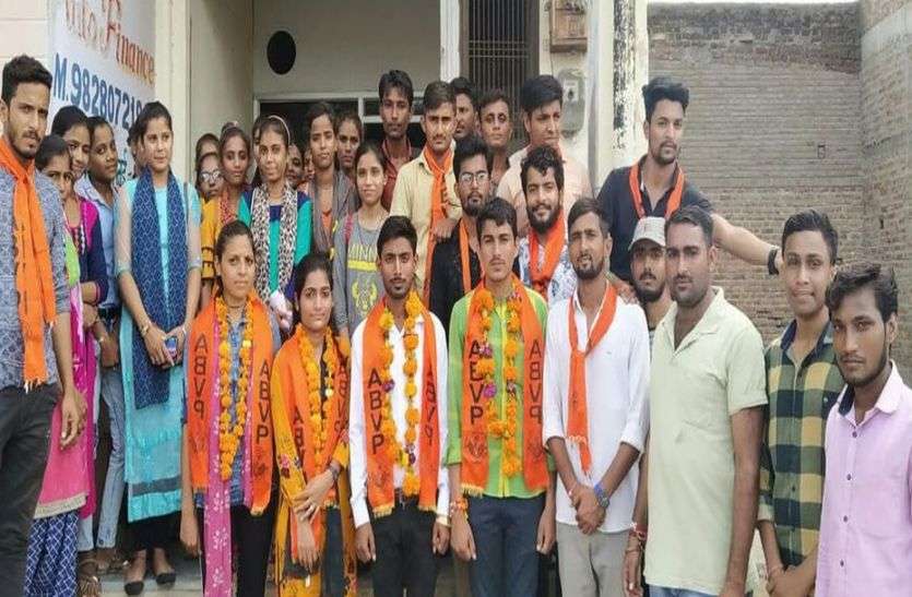 कैम्पस व बाहर छात्रनेता बना रहे है रणनीति, छोटे नेता सीख रहे है राजनीति के गुर, कल जमा होंगे नामांकन देखिये ऐसे कॉलेज कैम्पस में चढ़ रहा चुनाव का रंग