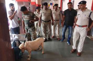 After the terrorist input, see police activity video: आतंकी input के बाद रेलवे स्टेशन में कुछ यूं नजर आई पुलिस की सक्रियता