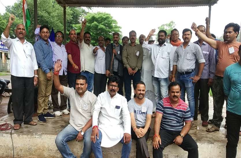 Ordinance factory workers shouting slogans against corporatization