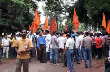 Employees announcement of strike for one month video: एसपी पहुंचे ऑर्डिनेंस फैक्ट्री, हड़ताली कर्मचारियों से की बात