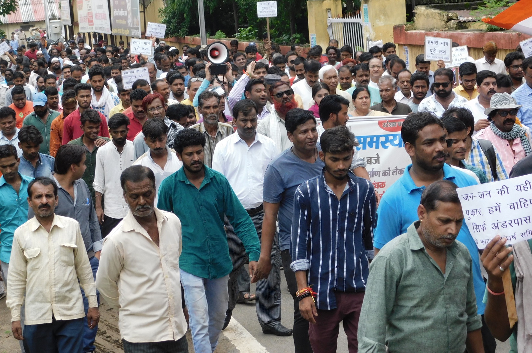 Railway officials created panic due to furious performance उग्र प्रदर्शन से रेल अधिकारियों में मची खलबली