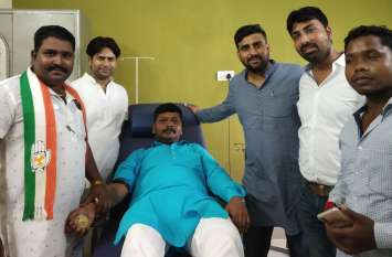 Youth Congressmen donated blood युवा कांग्रेसियों ने किया रक्तदान
