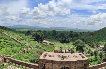 alwar bhangarh fort देश-दुनिया में भूत-प्रेत के लिए विख्यात अलवर के भानगढ किले के खंडहर इन दिनों हरियाली की चादर ओढे हुए हैं, देखे तस्वीरें