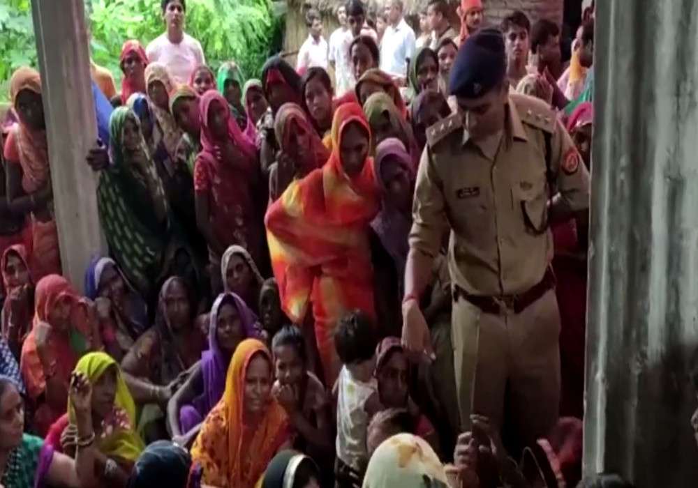 तेज बारिश से ढह गया मकान, बरामदे के नीचे सो रहे लोगों की मौत