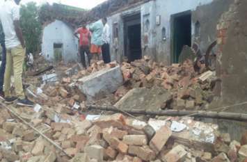 house collapsed in amethi due to heavy rain three died तेज बारिश से ढह गया मकान, बरामदे के नीचे सो रहे लोगों की मौत