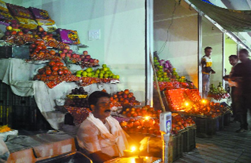 Shifted into new market by breaking old shops पुरानी दुकानें तोड़कर किया नए मार्केट में शिफ्ट,अंधेरे में बैठने को मजबूर व्यापारी