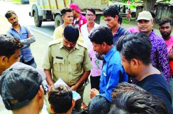 Villagers protest against selling junk in banswara पाइप लाइन का भंगार बेचने पर मचा बवाल, अधिकारियों पर लगाए मिलीभगत के आरोप, पुलिस ने जब्त किया माल