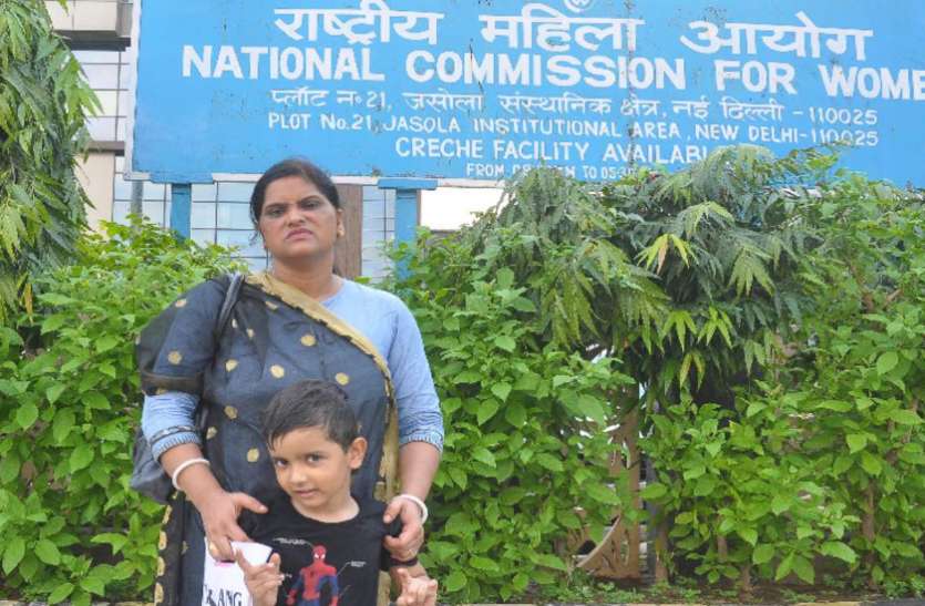 bijnor राष्ट्रीय महिला आयोग पहुंची IAS की पत्नी, बोली- मुझे पत्नी के अधिकार दिलवाओ