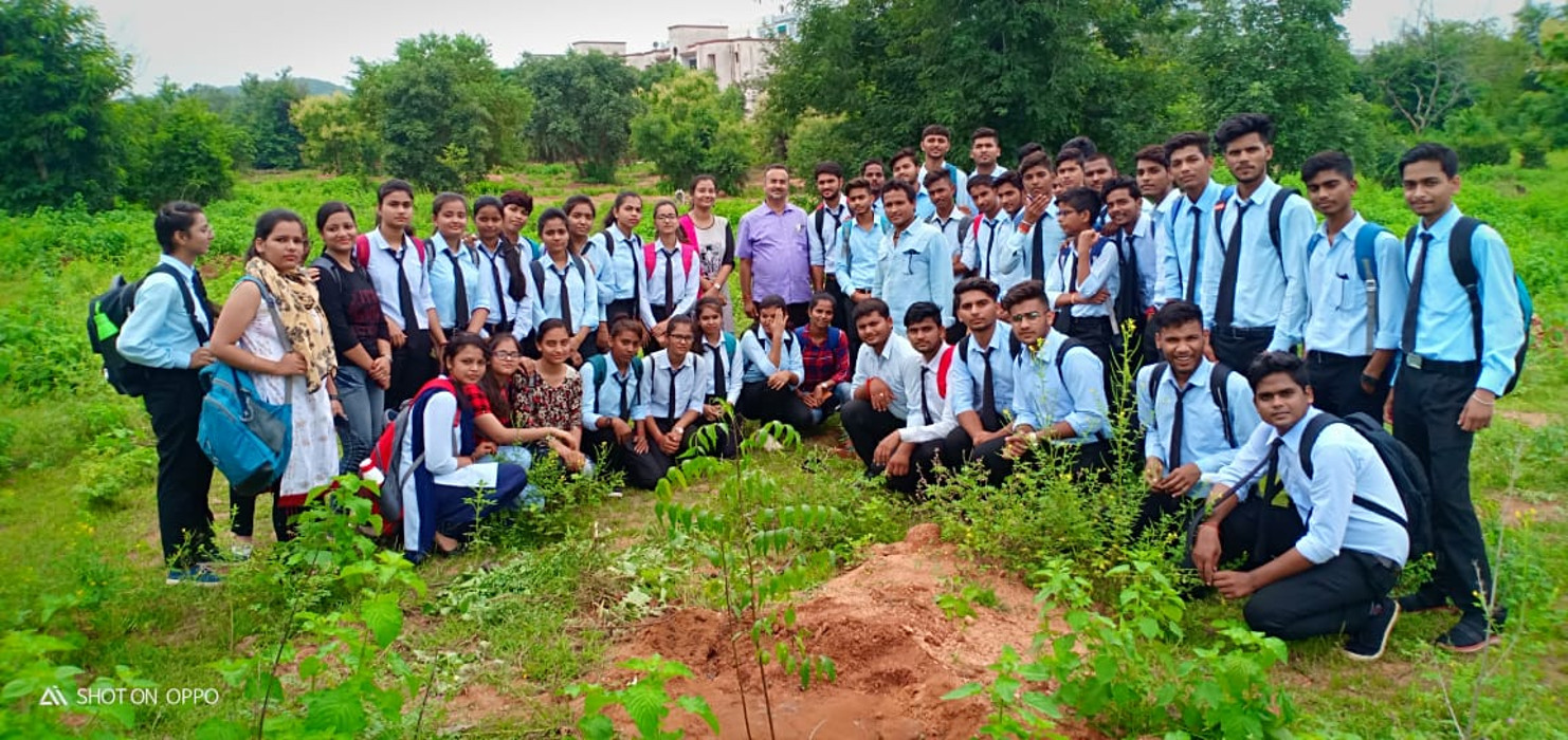 plantation in bundelkhand university नीम, पीपल, अमलतास व आम के पौधे रोपे, कहा- सिर्फ पौधे न लगाएं, उनकी देखरेख भी करें