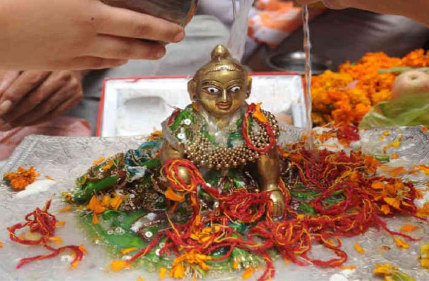 gopal.jpg इन 10 चीजों के बिना अधूरी है श्रीकृष्ण की पूजा, जन्माष्टमी पर करें शामिल