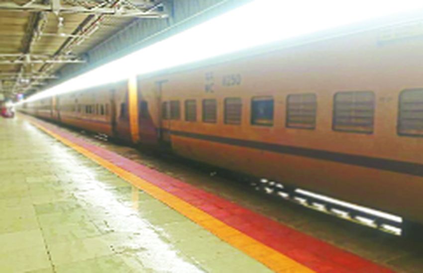 Rain water comes directly from shed to railway station शेड से सीधा रेलवे स्टेशन पर आ जाता है बारिश का पानी, यात्री हो रहे परेशान
