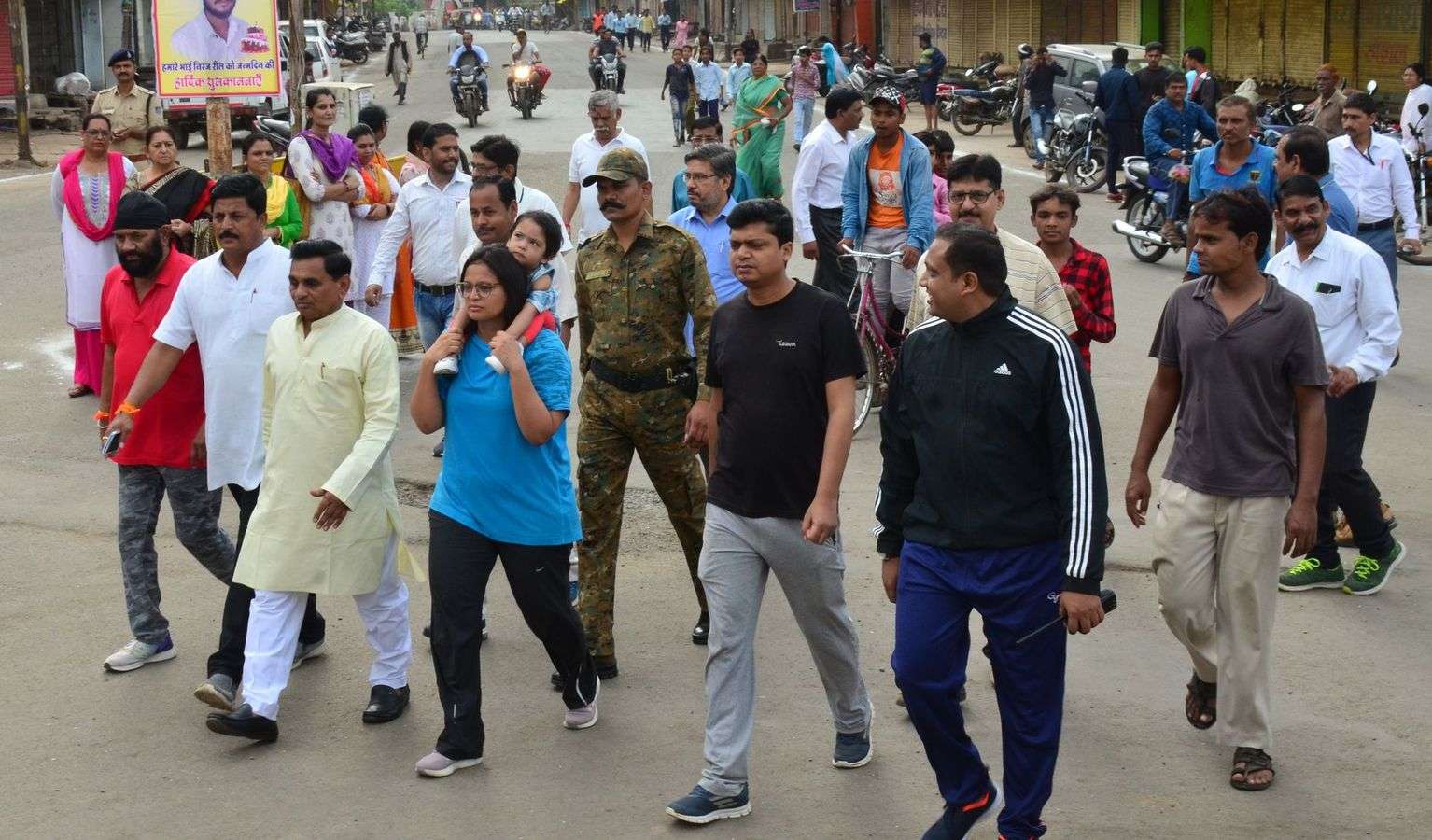 जनप्रतिनिधि, अफसर व अन्य दौड़ में पैदल ही चले। कलेक्टर अपनी बेटी पंखुड़ी को कंधे पर लेकर रास्ते में चलती रहीं।