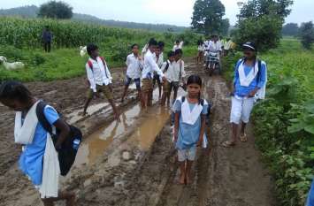 Don't know where the ambulance goes, crossing the mud filled way and t जाने कहां नहीं जाती एम्बुलेंस, कीचड़ भरे रास्ता पार कर स्कूल पहुंचते है विद्यार्थी........