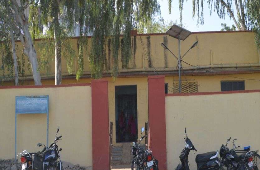उधर बहा रहे इधर तीन दिन में जलापूर्ति उधर बहा रहे इधर तीन दिन में जलापूर्ति