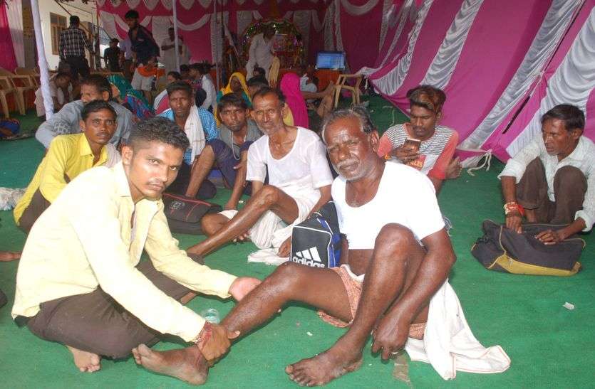 कोई दबा रहा है पैर तो कोई कर रहा है चाय-नाश्ते की मिन्नते कोई दबा रहा है पैर तो कोई कर रहा है चाय-नाश्ते की मिन्नते