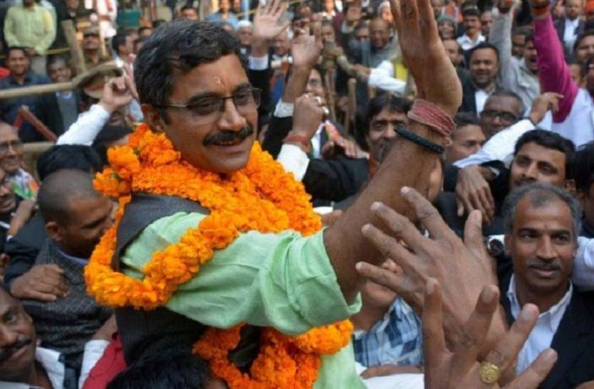 Minister Dr Neelkanth Tiwari बीजेपी ने सात बार के विधायक का टिकट काट कर बनाया था प्रत्याशी, योगी सरकार ने ढाई साल में दिया डबल प्रमोशन