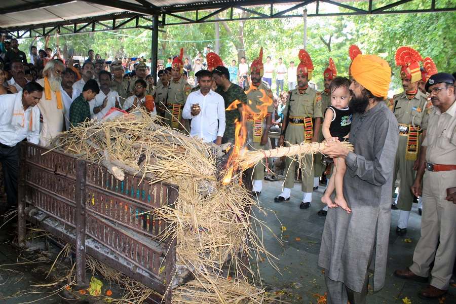 शहीद को डेढ़ वर्षीय पुत्र ने दी मुखाग्नि... आप भी रो देंगे!