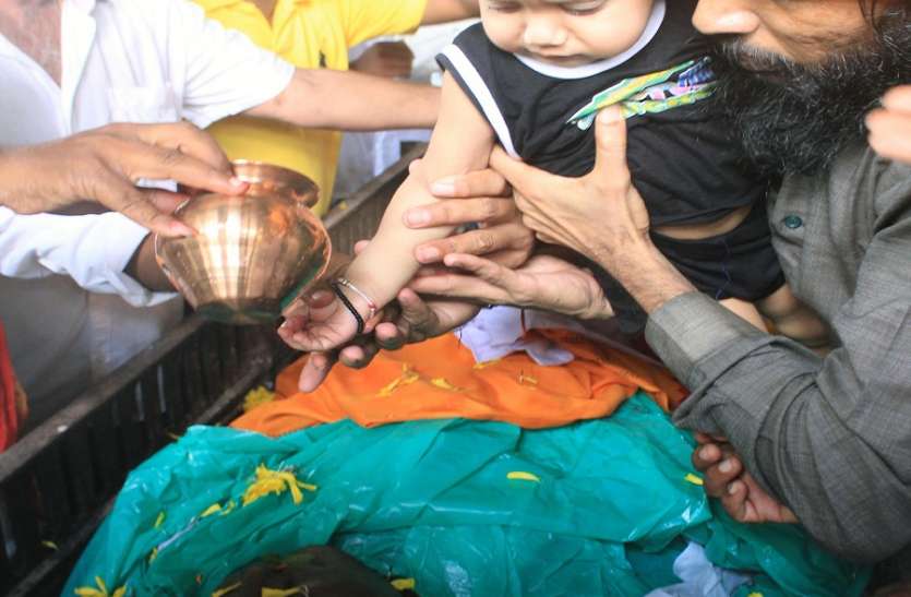 शहीद को डेढ़ वर्षीय पुत्र ने दी मुखाग्नि... आप भी रो देंगे! शहीद को डेढ़ वर्षीय पुत्र ने दी मुखाग्नि... आप भी रो देंगे!