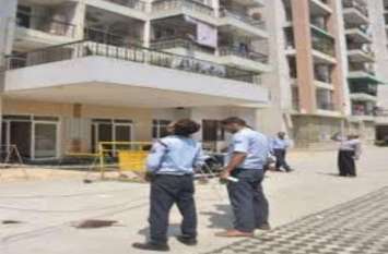 engineer guy jumped from 7th floor and died in ghaziabad मां- बाप से बोला एकलौता इंजीनियर बेटा, मैं जा रहा हूं इनसे मिलने और सातवीं मंजिल से लगा दी छलांग