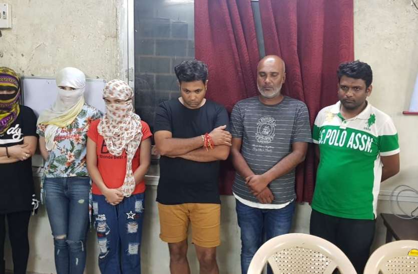 news Sex Racket raid: सेक्स रैकेट का पर्दाफाश, टूरिस्ट वीजा पर लाखों के पैकेज पर आई थी विदेशी लड़कियां , देखें वीडियो
